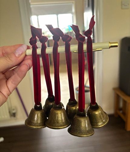 Set metal hand bells - of, 6